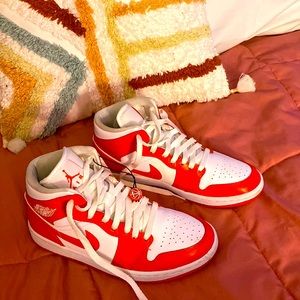 WMNS SIZE 7.5 AIR JORDAN 1 MID HABANERO RED
